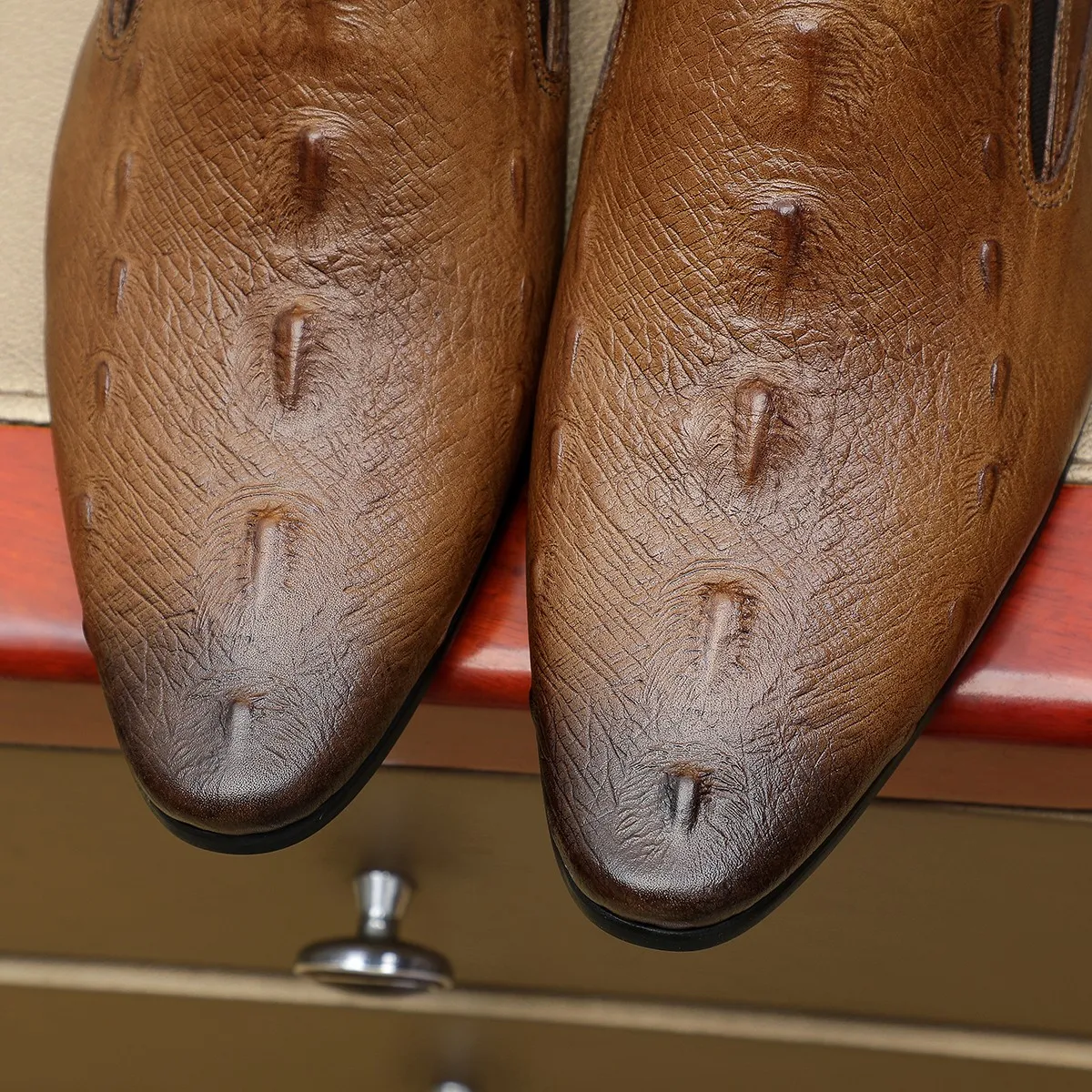 Men's shoes 💰540 💰 Louis Vuitton LV ® Autumn and Winter 🆕 models 🔛Full shoe counter First layer cowhide, 🐂leather lining casual shoes for men, super soft outsole, essential for driving. Counter synchronized original first layer cowhide completely 1:1 mold customization 🌹Top version, 2 colors optional! Number: 38-45 (37.46. Customized)